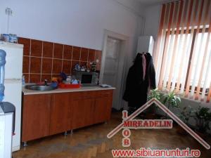 VAND  APARTAMENT 3 CAMERE,    CENTRAL 95mp