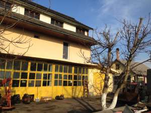 De v�nzare S.C. Hagvel AutoService și casa modern� aferent�.