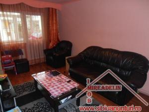 INCHIRIEZ  APARTAMENT 3 CAMERE ,  ZONA VASILE AARON,   64 mp