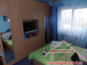 INCHIRIEZ  APARTAMENT 3 CAMERE ,  ZONA VASILE AARON,   64 mp