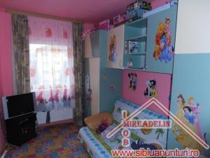 INCHIRIEZ  APARTAMENT 3 CAMERE ,  ZONA VASILE AARON,   64 mp