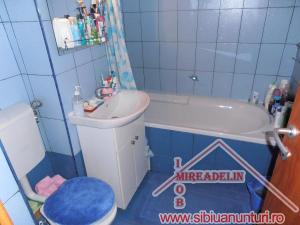INCHIRIEZ  APARTAMENT 3 CAMERE ,  ZONA VASILE AARON,   64 mp
