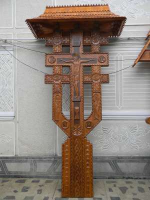 Troita,  cruce , poarta maramureseana sculptate