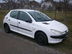 Dezmembrez Peugeot 206 an 1999 motor 1.4 benzina