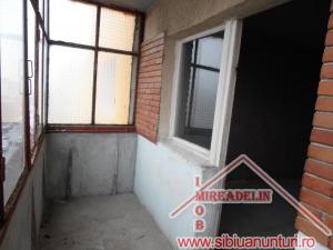 VAND  URGENT APARTAMENT 2 CAMERE DECOMANDATE,    MIHAI  VITEAZU,    50 mp