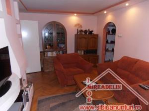VAND APARTAMENT 4 CAMERE ,   ZONA VASILE AARON 96mp
