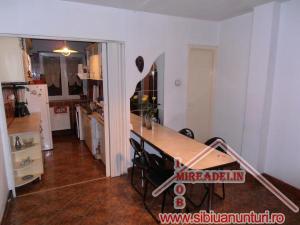 VAND APARTAMENT 4 CAMERE ,   ZONA VASILE AARON 96mp