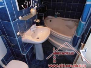 VAND APARTAMENT 4 CAMERE ,   ZONA VASILE AARON 96mp