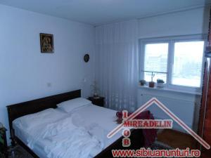 INCHIRIEZ  APARTAMENT 3 CAMERE ,  ZONA STRAND,    64 mp