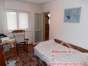 INCHIRIEZ  APARTAMENT 3 CAMERE ,  ZONA STRAND,    64 mp