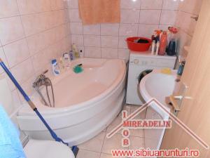 INCHIRIEZ  APARTAMENT 3 CAMERE ,  ZONA STRAND,    64 mp