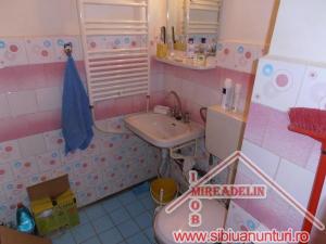 INCHIRIEZ  APARTAMENT 3 CAMERE ,  ZONA STRAND,    64 mp