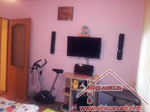 VAND APARTAMENT 3 CAMERE DECOMANDAT ,    STRAND 76mp
