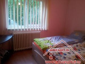 VAND APARTAMENT 3 CAMERE DECOMANDAT ,    STRAND 76mp