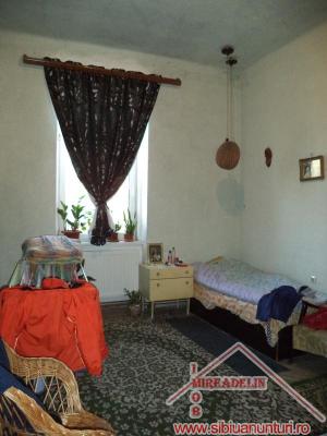 VAND  APARTAMENT 4 CAMERE LA CASA,    CENTRAL,   104 mp