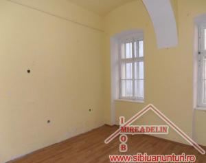 INCHIRIEZ SPATIU COMERCIAL ,   18 mp,  ZONA ULTRACENTRALA
