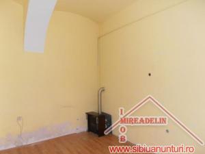 INCHIRIEZ SPATIU COMERCIAL ,   18 mp,  ZONA ULTRACENTRALA
