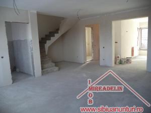 VAND VILA IN DUPLEX P+E,   SURA MICA