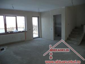 VAND VILA IN DUPLEX P+E,   SURA MICA