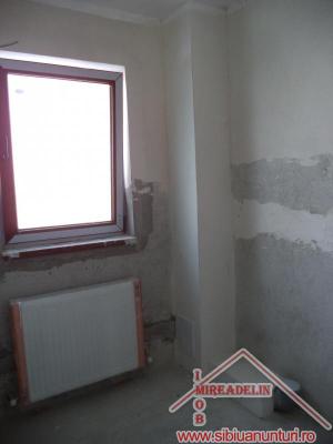 VAND VILA IN DUPLEX P+E,   SURA MICA