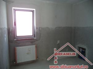 VAND VILA IN DUPLEX P+E,   SURA MICA