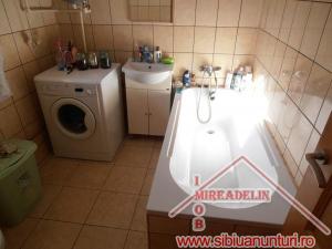 VAND CASA 3 CAMERE IN RASINARI ,  ZONA CENTRALA