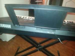 V�nd orgă yamaha psr e423 nouă