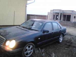 Dezmembrez Mercedes E280 - W210 (OCHIOS) din 1999