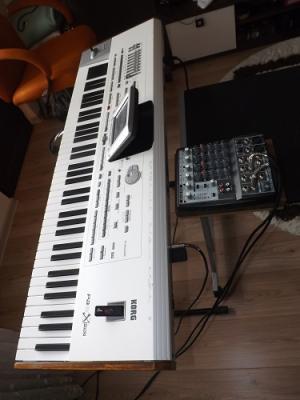 orga Korg pa2xpro ,  stativ si mixer behringer xenyx 802