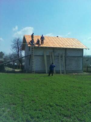 construim case la rosu si la cheie