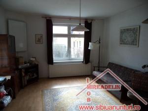 VAND VILA 5 CAMERE,   IN ZONA STRAZII LUNGA