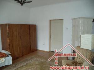 VAND VILA 5 CAMERE,   IN ZONA STRAZII LUNGA
