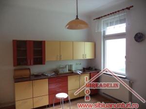 VAND VILA 5 CAMERE,   IN ZONA STRAZII LUNGA