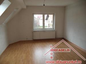 VAND VILA 5 CAMERE,   IN ZONA STRAZII LUNGA