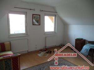 VAND VILA 5 CAMERE,   IN ZONA STRAZII LUNGA