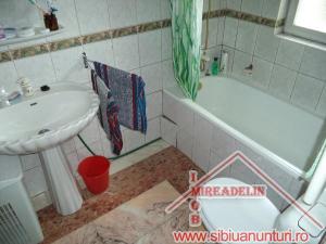 VAND VILA 5 CAMERE,   IN ZONA STRAZII LUNGA