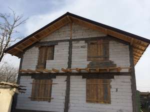 Casa de vanzare la rosu