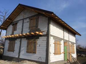 Casa de vanzare la rosu