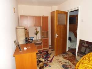 Vand apartament 3 camere semidecomandat et1/4 Y Micro 38