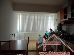 VAND APARTAMENT 3 CAMERE,  Zona Piata Sadu