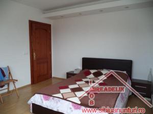 VAND APARTAMENT 3 CAMERE,  Zona Piata Sadu