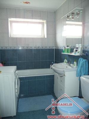 VAND APARTAMENT 3 CAMERE,  Zona Piata Sadu