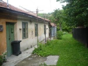 Vand casa mare cu gradina generoasa in Deva,   ultracentral. Accept schimburi