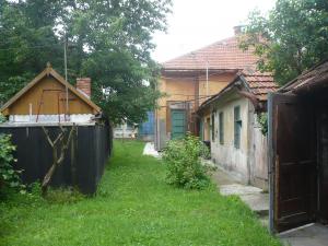 Vand casa mare cu gradina generoasa in Deva,   ultracentral. Accept schimburi