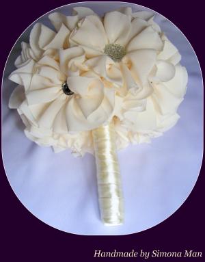 Buchet de mireasa ivoire cu flori artificiale