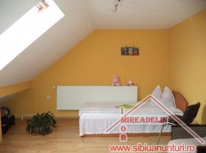 VAND MANSARDA 4 CAMERE,   Zona Mihai Viteazu