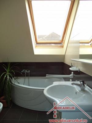 INCHIRIEZ MANSARDA 3 CAMERE,    ZONA STRAND
