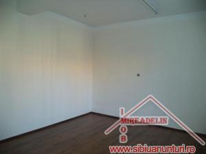 INCHIRIEZ APARTAMENT 3 CAMERE,  96 mp,  VALEA AURIE