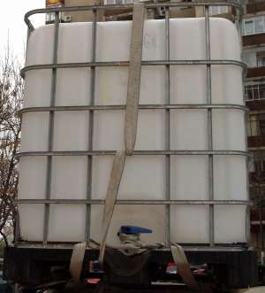 Vand rezervor container 1000 litri cu grilaj metalic pe palet