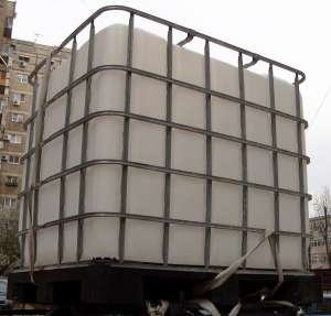 Vand rezervor container 1000 litri cu grilaj metalic pe palet